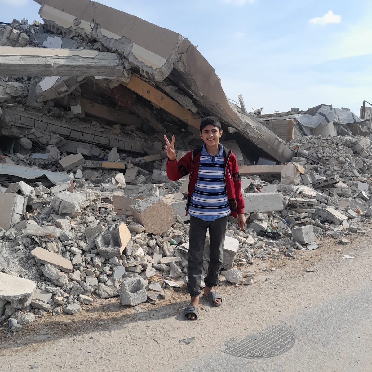 Ismael_Grabley's tweet photo. My name is Ismail. My family and I are living under genocide. Please, your small donation will make a difference🙏. Here is the link.  We are now homeless . We are now living in a tent and we did not take any clothes with us. Winter is coming and we do not clothes theLink in bio https://t.co/llQG5kXDrW