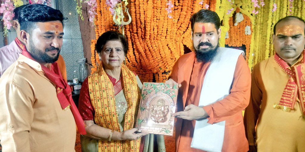 SanyuktaBhatia's tweet photo. आज श्री कोतवालेश्वर महादेव मंदिर चौक में आयोजित 24वें स्थापना दिवस समारोह के पावन अवसर पर पूजा अर्चना कर प्रसाद वितरित किया। https://t.co/qAl5uw86yx