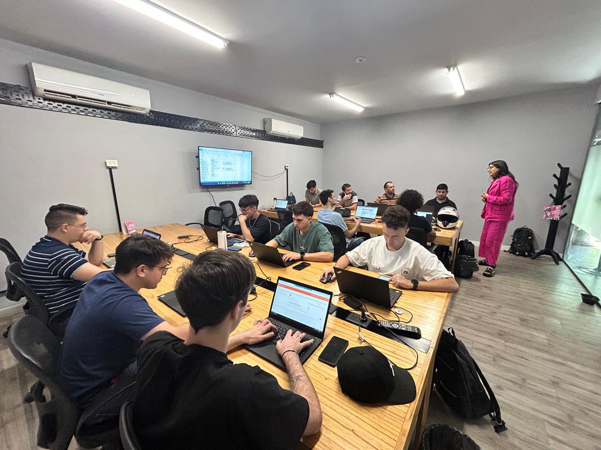 workwithplus's tweet image. ✨ Increíble jornada de Taller Hands On WorkWithPlus con certificación en Rosario 🎓 

15 desarrolladores pudieron cursar la certificación para potenciar su experiencia en GeneXus con #WorkWithPlus 🚀

¡Muchas gracias por acompañarnos!