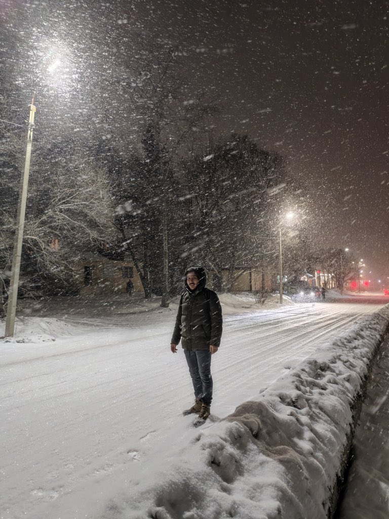 Бляд Снег снег снег 
Yani diyorki çok güzel kar yağıyor