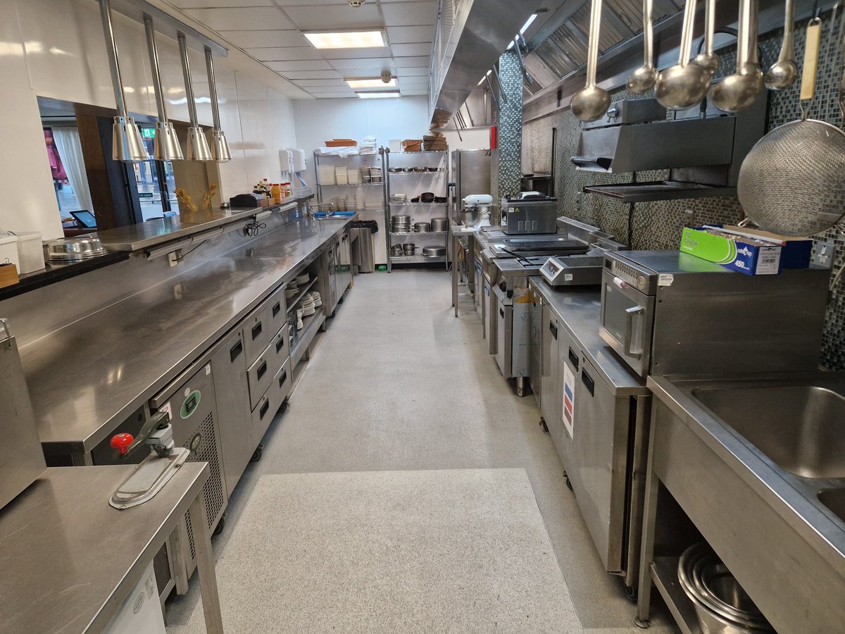 oyaspace's tweet image. Hotel CPU/Dark Kitchen in South London📍

Located in the heart of Bermondsey this kitchen comes with dry and cold storage, street access and extraction. 

500 sqft📐
£2700+VAT per month💰
Access from 13:00-22:00

Interested? Email info@oyakitchens.com ✉️

#darkkitchen #Bermondsey