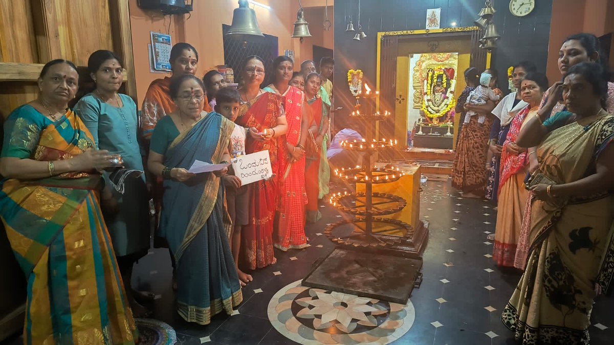 JyothiH39961055's tweet photo. 🪔🪔ಭಾರತವು ಹಿಂದೂ ರಾಷ್ಟ್ರವಾಗಿ ತಲೆದೋರುವಂತೆ ಹಾಗೂ ಛತ್ರಪತಿ ಶಿವಾಜಿ ಮಹಾರಾಜ ಮತ್ತು ರಾಮರಾಜ್ಯದಂತೆಯೇ ಪ್ರತಿಯೊಂದು ಹಿಂದೂವಿನ ಜೀವನ ಆದರ್ಶವಾಗಲು, ಹಿಂದೂಜನಜಾಗೃತಿ ಸಮಿತಿ ವತಿಯಿಂದ ತ್ರಿಪುರಾರಿ ಹುಣ್ಣಿಮೆಯನಿಮಿತ್ತ ದೇವಸ್ಥಾನದಲ್ಲಿ ದೀಪ ಬೆಳಗಿಸಲಾಯ��ತು🪔🪔

#ತ್ರಿಪುರಾರಿ_ಪೌರ್ಣಿಮೆ
#Ek_Deep_HinduRashtra_Ka https://t.co/DmXKcxwZhu