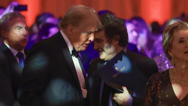 🚨⚡️EL RIDÍCULO ENCUENTRO DE MILEI CON SU ‘CRUSH’ TRUMP 

Abrimos hilo y se lo contamos 👇