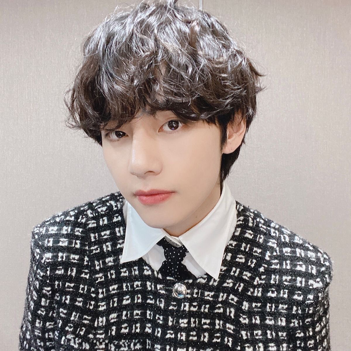 V STREAM tweet media
