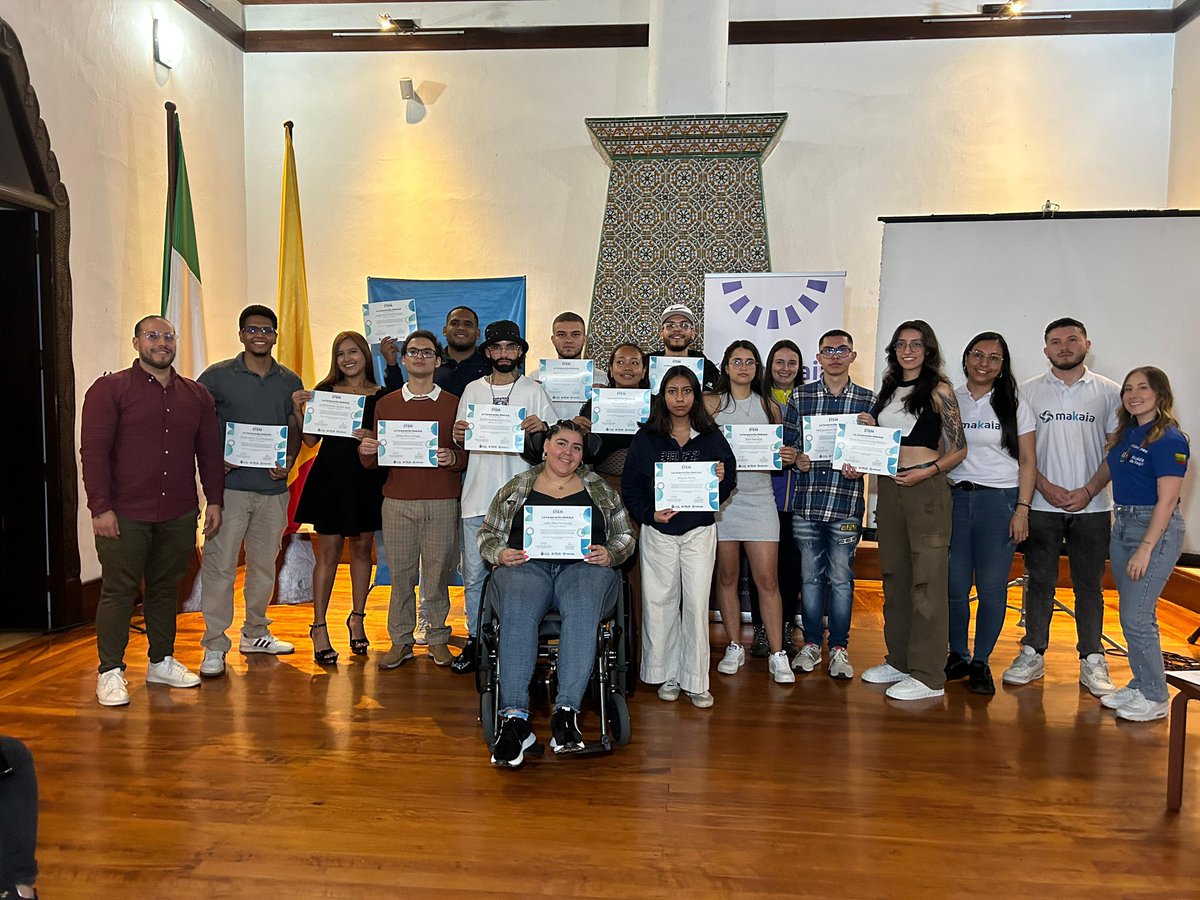 AlcaldiaItagui's tweet photo. 🙋🏻‍♀️🙋🏽‍♂️ Jóvenes itagüiseños certificados en las habilidades STEM. Tras un proceso formativo en pensamiento matemático, comunicación asertiva, nociones de tecnología y razonamiento lógico con la organización @Makaiaorg , desde la Subsecretaría de las Juventudes, acompañamos la certificación de estos jóvenes quienes fortalecerán sus futuros académicos y laborales con la adquisición de estas habilidades.