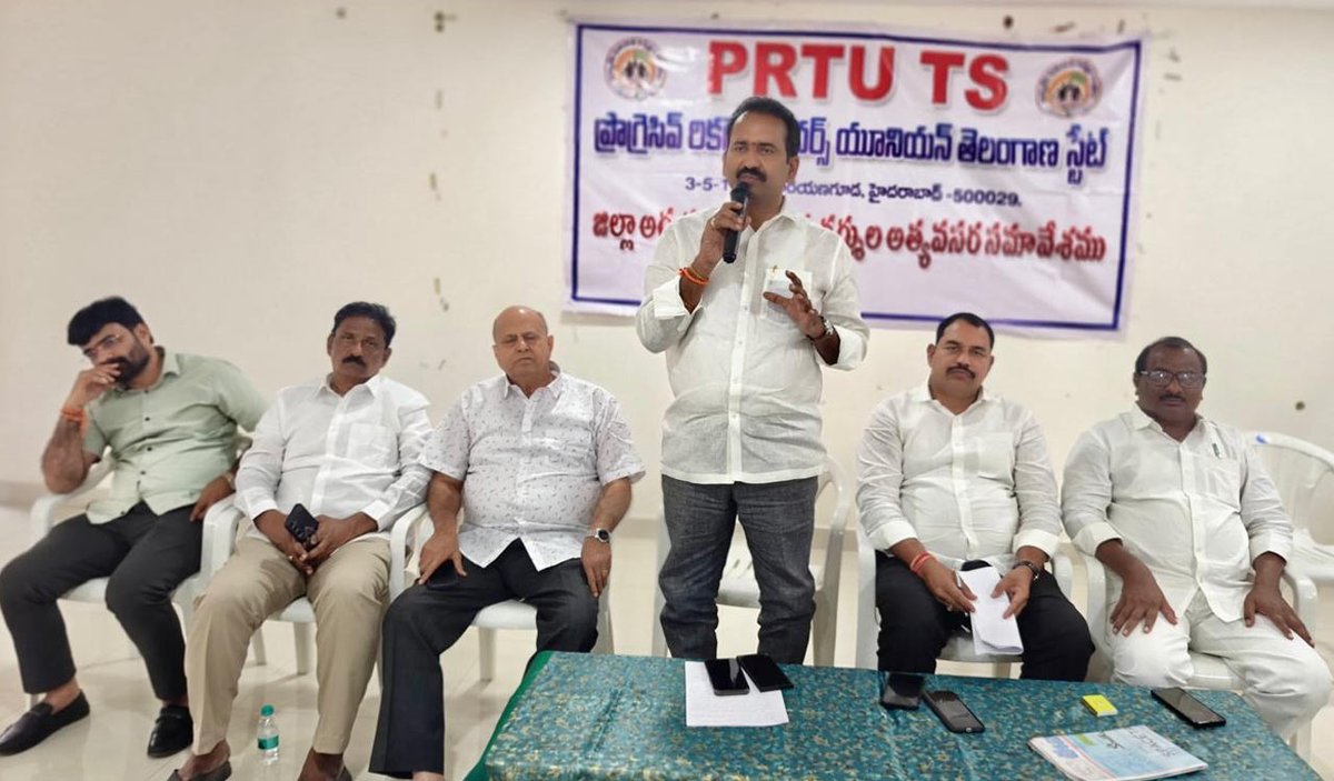 TelanganaToday's tweet photo. The Progressive Recognised Teachers’ Union Telangana State (#PRTUTS) demanded the State government immediately release pending bills pertaining to #teachers.
In a meeting convened with union district presidents and general secretaries here on Friday, Sripal Reddy said teachers have been facing serious difficulties as their bills related to GPF, medical, surrender leaves, TSGLI and retirement benefits have been pending with the State government for the last one and half years. Sripal Reddy demanded the government pay these immediately.
Further, as stated in the #Congress manifesto, Sripal Reddy wanted the government to abolish the Contributory Pension Scheme (CPS) besides implementing minimum wage scale for Samagra Shiksha employees. Apart from release of four pending DAs, he also wanted the second PRC implementation.