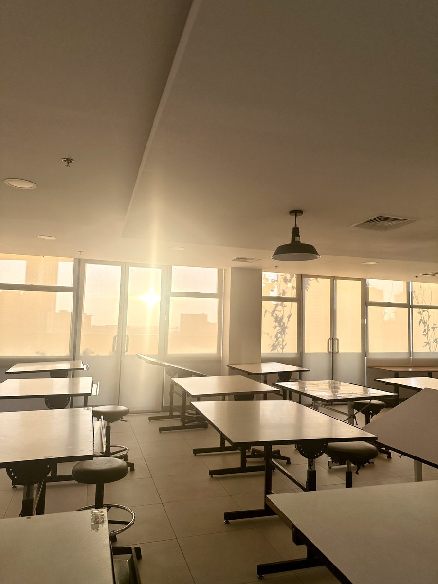 lxy_zip's tweet photo. empty room and sunset what a time to be alive for a bit 🥹 https://t.co/MDv8QNFHhN