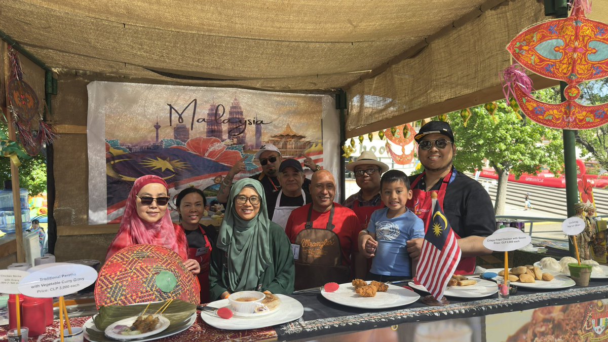 MYEmbSantiago's tweet photo. On 9 November, we sponsored the Malaysian booth at KERMESS 2024, continuing our tradition of sharing Malaysia’s rich flavors with Chile! 🇲🇾 Visitors enjoyed chicken satay, roti canai, and pastries from Kawan Chile like puff pastries and spring rolls. A true celebration of global culinary diversity