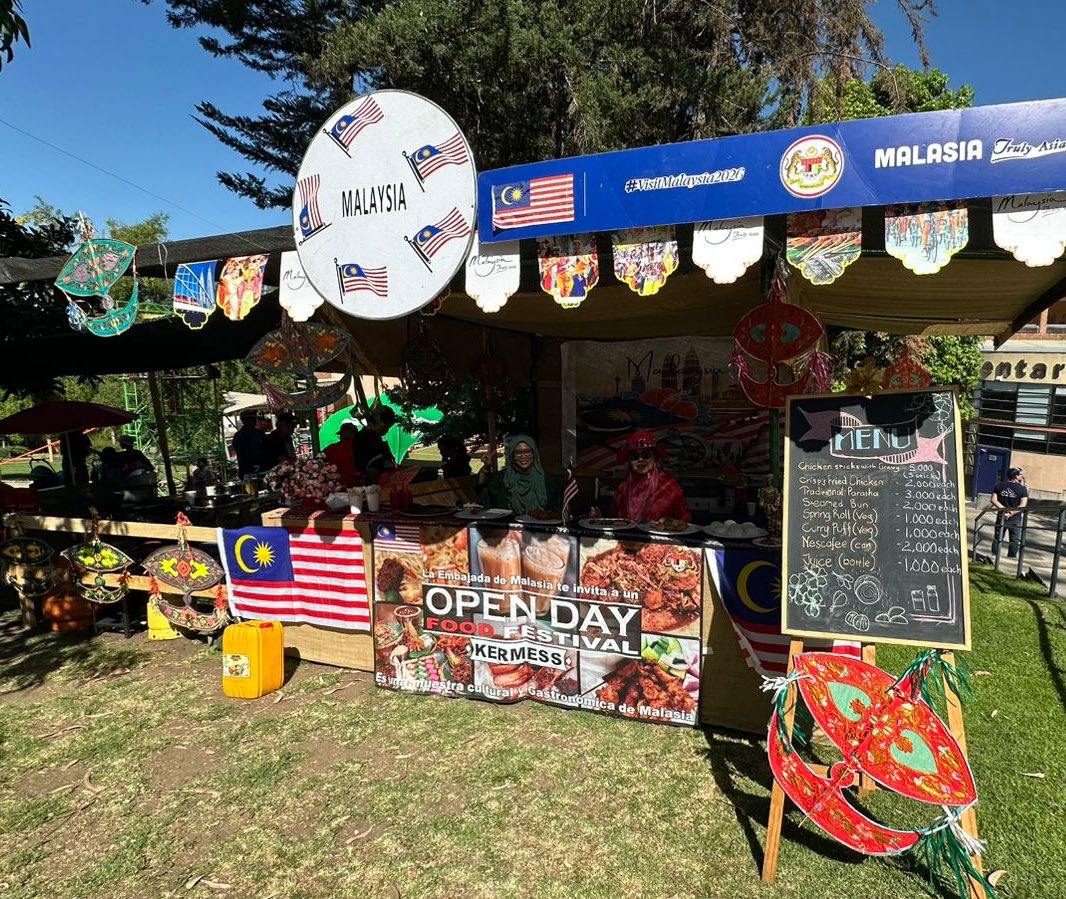 MYEmbSantiago's tweet photo. On 9 November, we sponsored the Malaysian booth at KERMESS 2024, continuing our tradition of sharing Malaysia’s rich flavors with Chile! 🇲🇾 Visitors enjoyed chicken satay, roti canai, and pastries from Kawan Chile like puff pastries and spring rolls. A true celebration of global culinary diversity