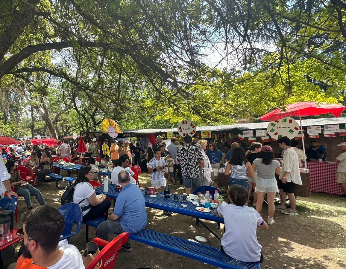 MYEmbSantiago's tweet photo. On 9 November, we sponsored the Malaysian booth at KERMESS 2024, continuing our tradition of sharing Malaysia’s rich flavors with Chile! 🇲🇾 Visitors enjoyed chicken satay, roti canai, and pastries from Kawan Chile like puff pastries and spring rolls. A true celebration of global culinary diversity