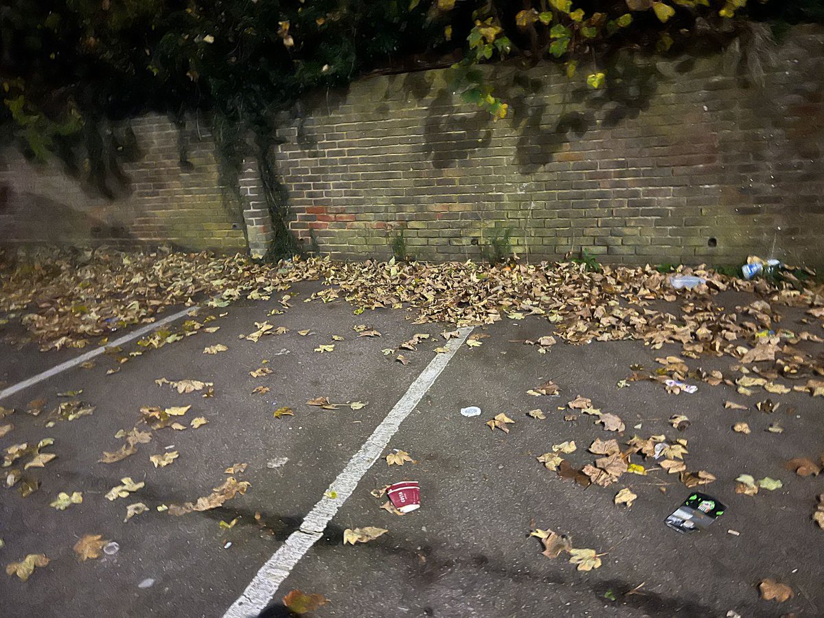 lutoncouncil's tweet photo. Our street cleansing team were out and about today litter picking, weeding, scraping and sweeping #FridayCleanUp🚯🧹

Hitchin Road car park before and after 👇

They also cleaned Stapleford Road and Hitchin Road. https://t.co/TFFv3L2hlA