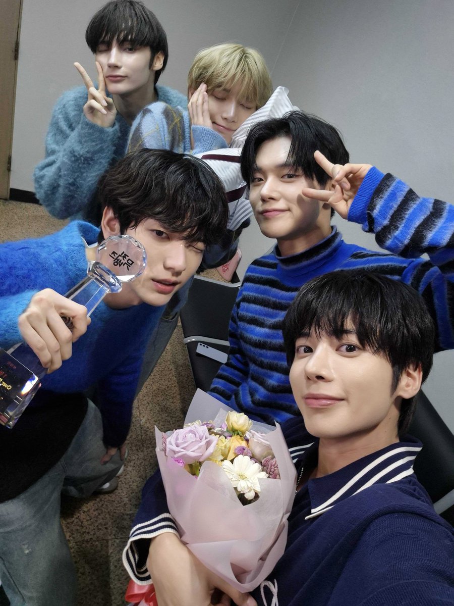 I vote #tomorrowxtogether for Fans’ Choice - Male Award #2024MAMAVOTE