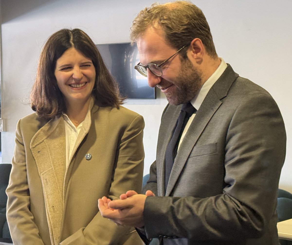 ClaraChappaz's tweet photo. Marseille voit l’IA en grand !🚀  Au Forum méditerranéen de l’IA avec @antoine_armand pour valoriser l'excellence des acteurs locaux de l'IA. @LaTribune @LaPlateformeIO   Votre rôle est clé dans l’ambition que je porte pour faire de la 🇫🇷 une puissance de l’IA qui rassemble ! https://t.co/wHQKLTeXGq