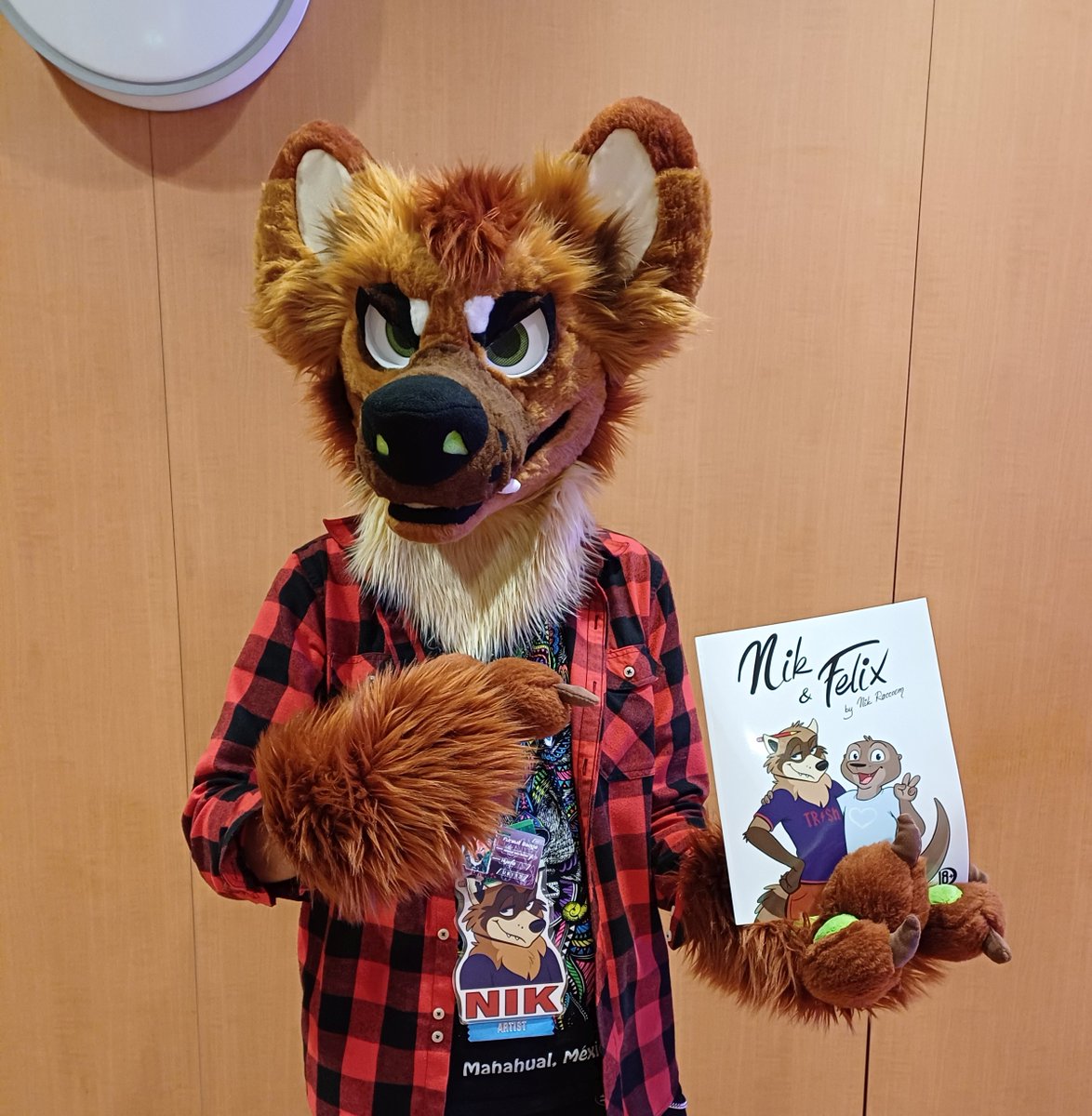 Fusselschwarm's tweet image. To celebarte the re-stocking of NIK &amp;amp; FELIX by @NikRaccoom (#LastTweet) here are not one but two #ComicsInPaws photos for #FursuitFriday! One with the artist himself and the other on with @SeriksFox.🤓