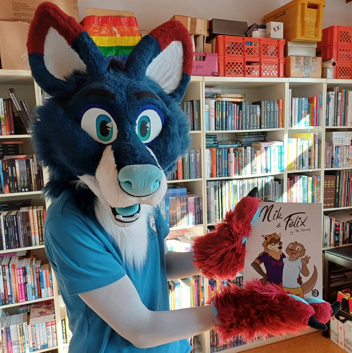 Fusselschwarm's tweet image. To celebarte the re-stocking of NIK &amp;amp; FELIX by @NikRaccoom (#LastTweet) here are not one but two #ComicsInPaws photos for #FursuitFriday! One with the artist himself and the other on with @SeriksFox.🤓