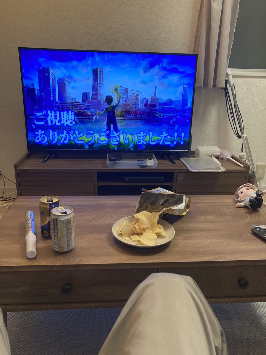 morimotoshoji's tweet photo. 「好きだったアイドルが急に事務所を辞めてしまい、今後の活動に向けての生配信をすると告知があったので、それを一緒に見てほしい」という依頼。1人で見たくはないが、そういう事情もあり家族や友人を付き合わせると気をつかわせてしまうし、今の自分の心境的に、どんな言葉をかけられても正解じゃない気がするので、なんもしない人に同席してほしいとのこと。

配信では、新しい会社の代表となったことや、その会社で『横浜バニラ』という横浜の新���番ご当地スイーツをつくることなどを発表していた。見ながら思ったことをときどき言いつつ、基本黙々と見ていた。