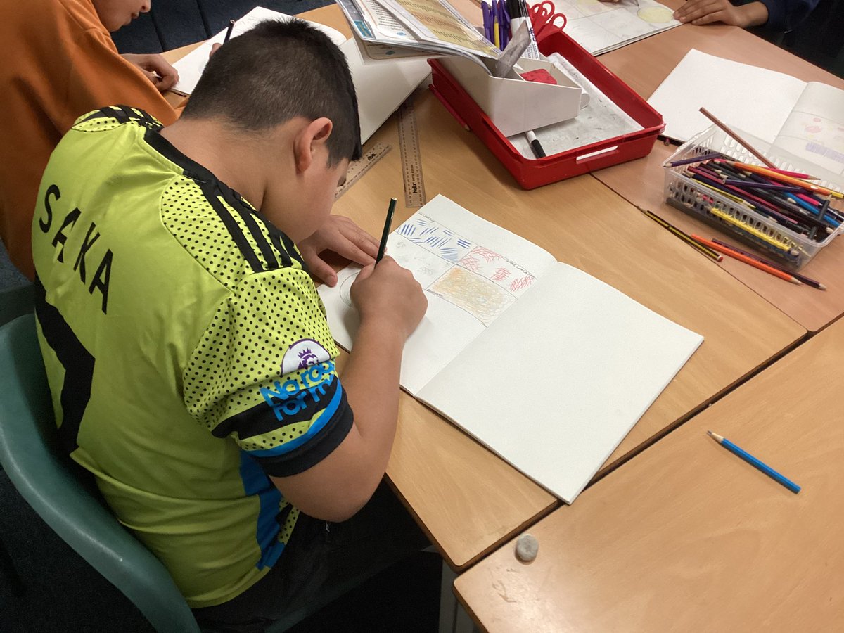 We have been learning to use sketching techniques with colour. We chose our favourite technique to create a 3D sphere. #OwlerBrookArt