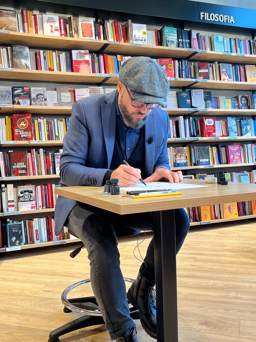 feltrinellied's tweet photo. "Valentina è viva" (e bellissima) disegnata da Sergio Gerasi #valentinacrepax #FeltrinelliComics @Feltrinelli_ https://t.co/kqJn1ZSFkK