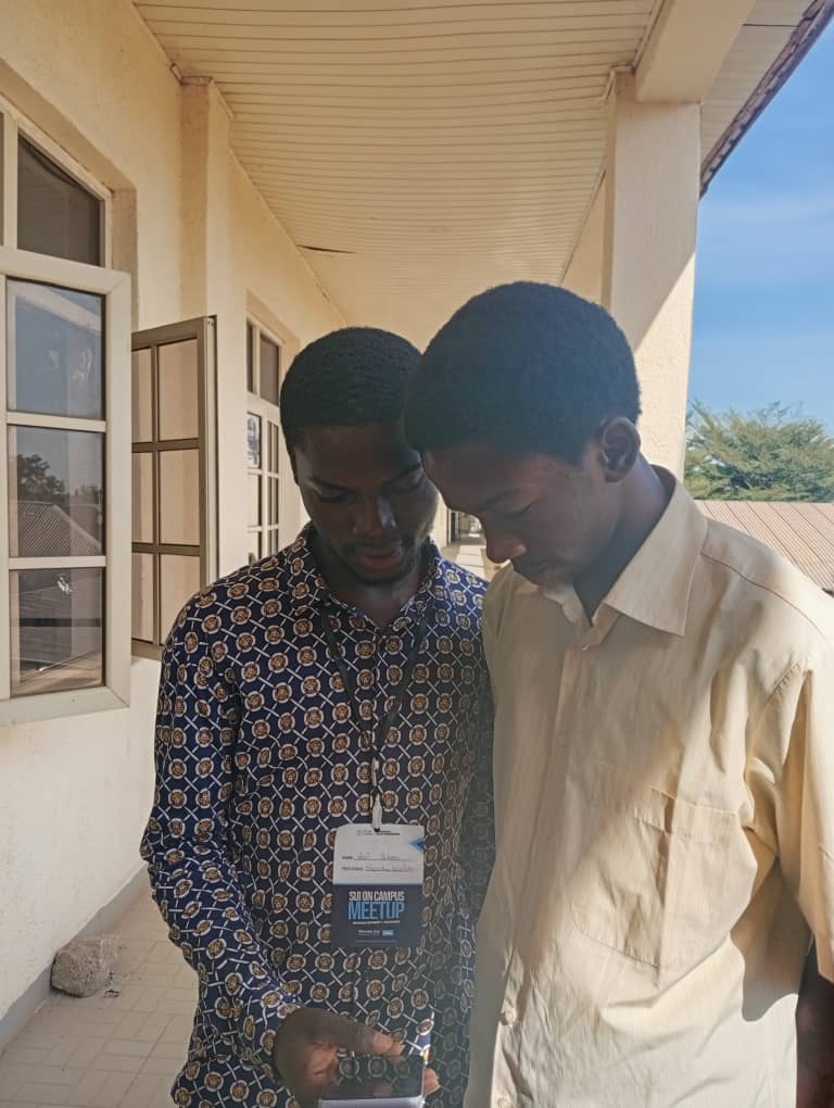 Solomon62075530's tweet photo. What a great opportunity was given to me by @suioncampus to share the good news of Web 3 ( SUI ) with a random undergrad on campus, I'm creating this thread to share my very first web3 onboarding experience.
#BackToSchoolWithSui
1/7 🧵 https://t.co/04pw68bZdZ