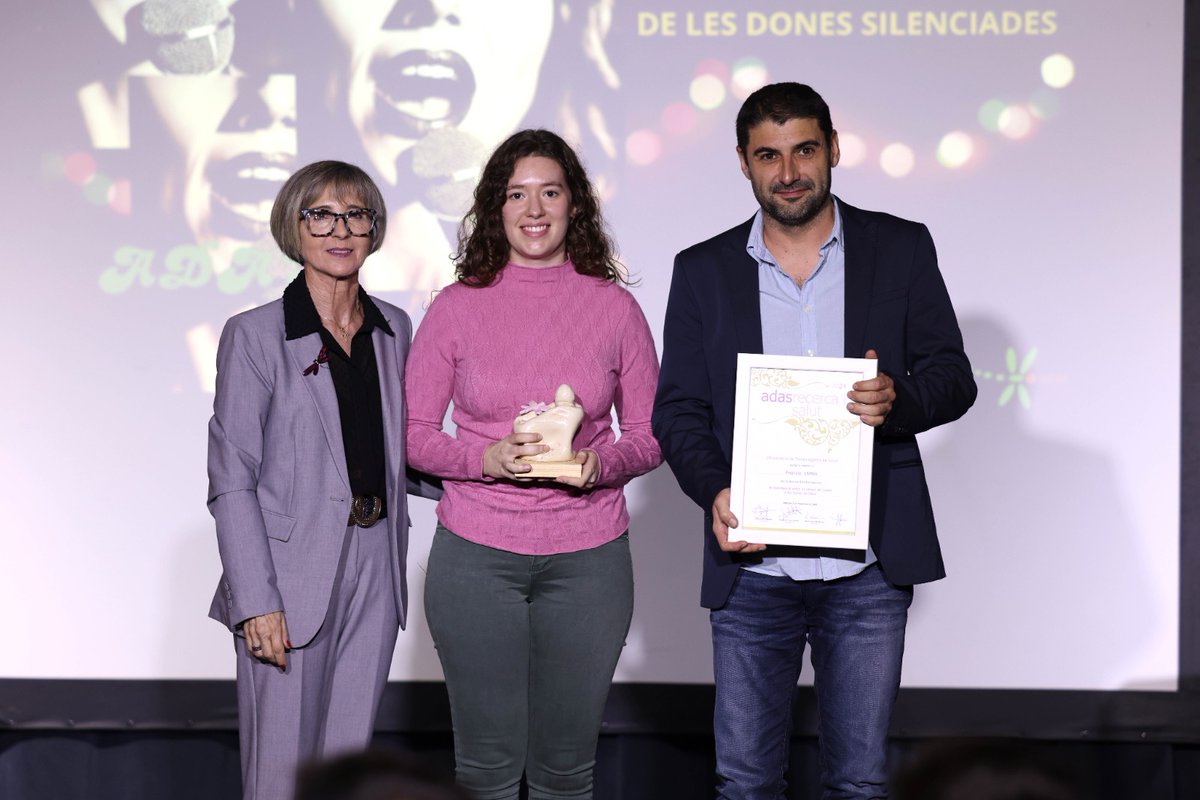 ProjecteEmma's tweet photo. El cap de setmana passat, ADAS ens va atorgar al #ProjecteEmma🦩 la menció "ADAS recerca i salut" per la investigació que realitzem en càncer de mama a les Terres de l'Ebre.

Moltíssimes gràcies Adas Dones Agents de Salut per aquest reconeixement a la feina que fem!😊

@HTVCEbre https://t.co/zDFVNcoefx