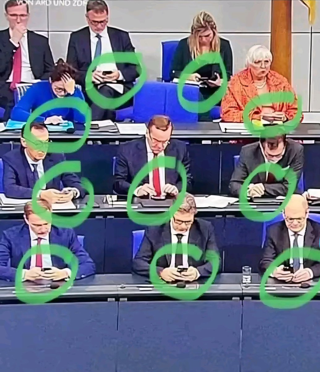 ❌️❗️❗️❗️❗️❗️☝️
"VOLKSVERTRETER" , die WIR mit unseren STEUERGELDERN gut ALIMENTIEREN, bei der "ARBEIT" 😎