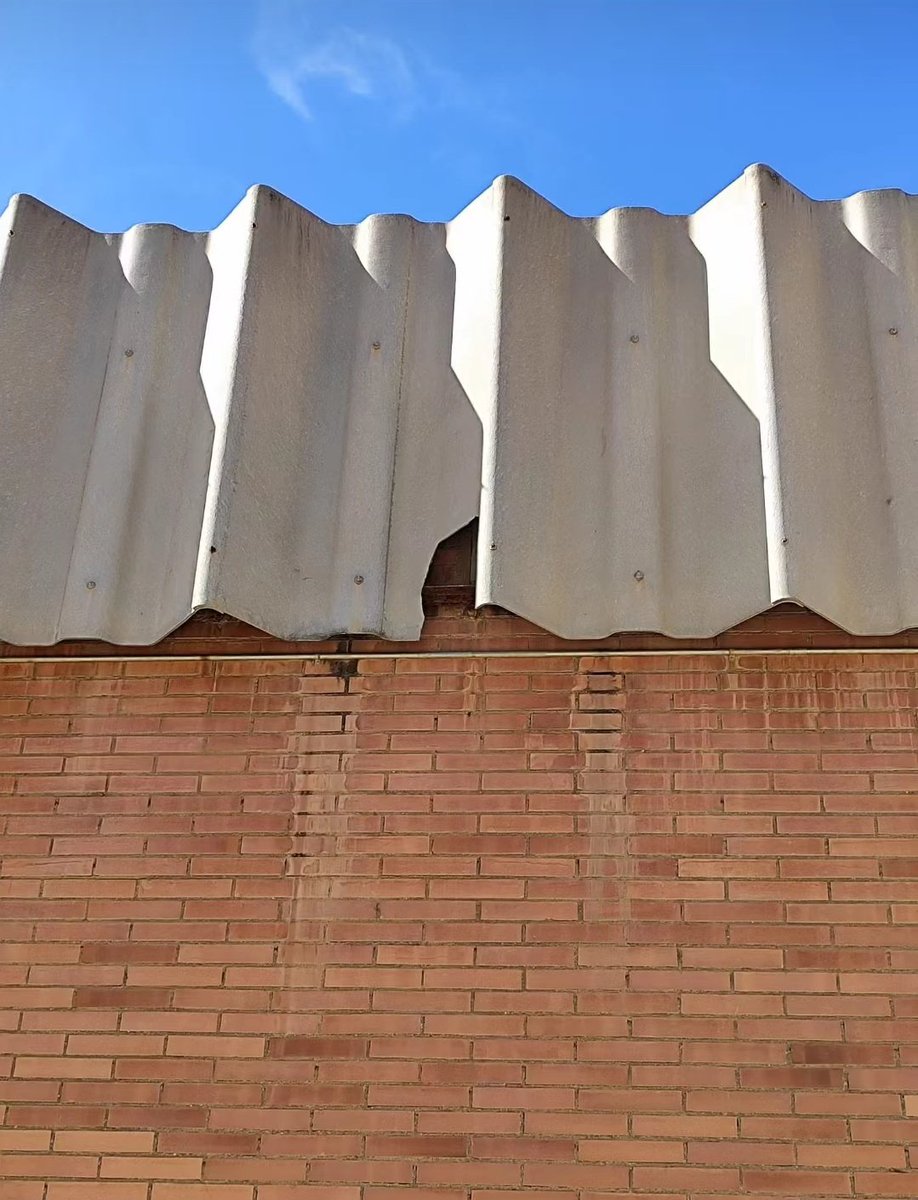 🔴<a href="/AfaBotey/">AFA Antoni Botey</a> denuncia, des de fa anys, la presència d’amiant al centre, a tocar dels infants. Demanen a l'Ajuntament de #Badalona un mapa de tot el fibrociment present a la ciutat.
🕘A les 21 h a Televisió de #Badalona <a href="/bdncom/">Badalona Comunicació</a>