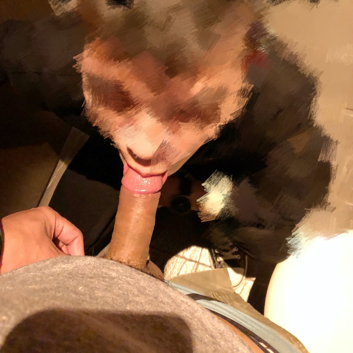 「你一直看著我的屌是不是想吃？」
「沒…我沒有…」
「你確定沒有？那你結巴幹嘛？」
「…」

我被客人拉到廁所嘴巴被屌塞滿了
噗滋噗滋的聲音響徹整個隔間
流出來的前列腺液也被命令吞下去

「好吃嗎？騷貨」
「姆…好吃…」
「剛剛誰說不想吃的？你給老子把前列腺吞進去」
「好…」

巨蛋歡迎捕獲我