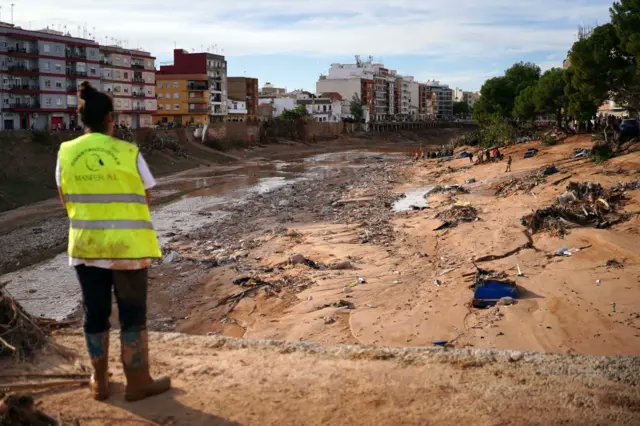 No creo en los desastres naturales sino en los riesgos desconocidos o ignorados por la población cuando se instala en lugares inestables, pero sobre todo detesto la omisión de responsabilidad que tienen las administraciones públicas cuando ignoran y permiten estos riesgos.  #DANA