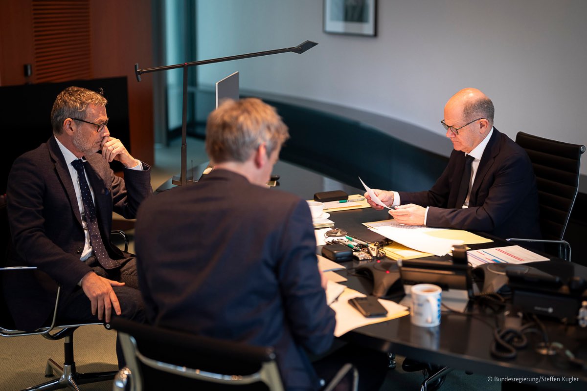 Ich habe mit Präsident Putin telefoniert und ihn aufgefordert, den russischen Angriffskrieg gegen die Ukraine zu beenden und seine Truppen zurückzuziehen. Russland muss Bereitschaft zu Verhandlungen mit der Ukraine zeigen - mit dem Ziel eines gerechten und dauerhaften Friedens.