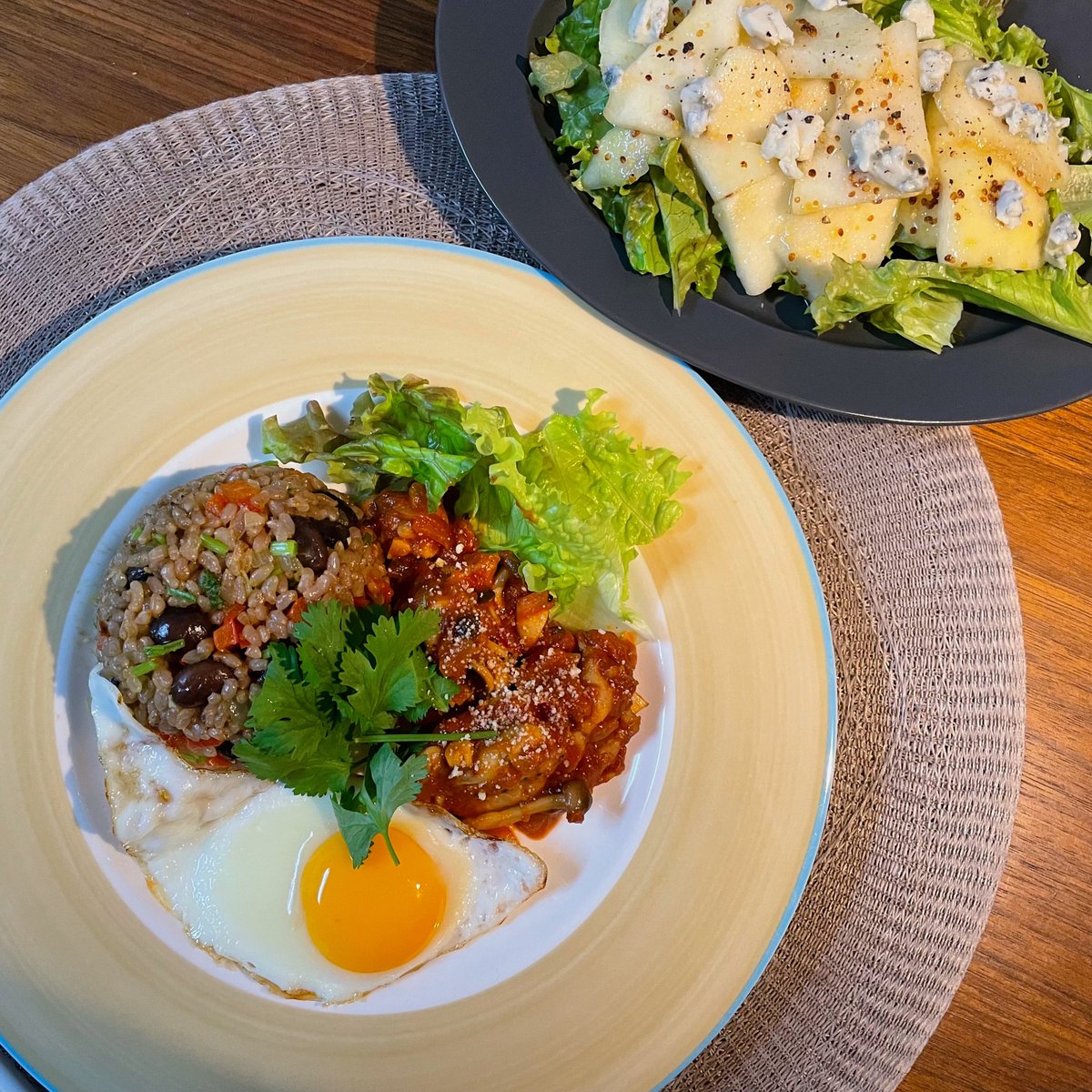朝昼夜３食これだったおかげでまじで久しぶりに甘いものも小麦も食べなかった！
夜は+洋梨とゴルゴンゾーラハニーマスタードのサラダ。
ジム行ったよー。せなかたと外3kmラン🏃‍♀️