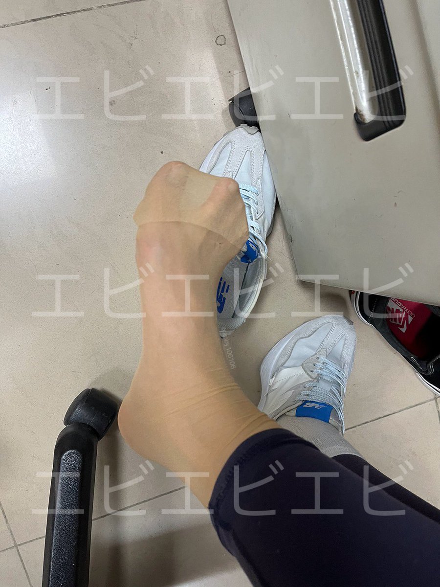 abby106106's tweet photo. 用今天的絲襪腳跟大家說晚安
同事一定猜不到我裡面還有一層膚絲 https://t.co/8lMkysFles