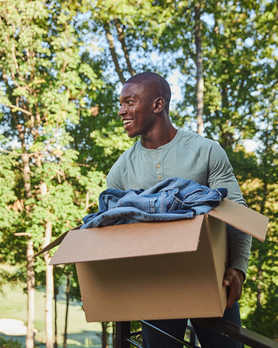 CottonInc's tweet photo. This #AmericaRecyclesDay, make a lasting commitment to recycling & wearing sustainable clothes. We invite you to take the #EveryPiecePledge with the #BlueJeansGoGreen program. The more people who recycle, the bigger impact we can make. Learn more: https://t.co/OfATdSctAc https://t.co/1bfRaV1w0Q