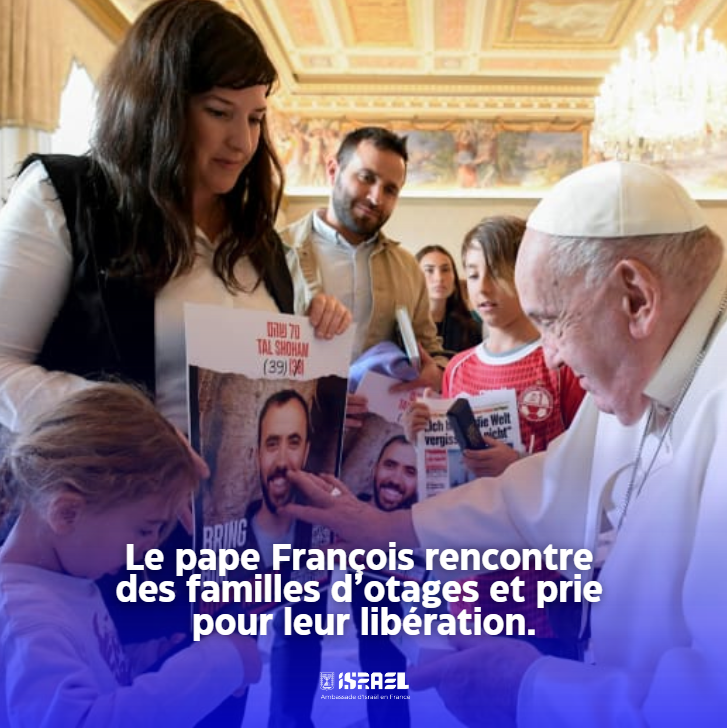 IsraelenFrance's tweet photo. Hier, une délégation israélienne composée d’anciens otages du Hamas et de familles de captifs retenus à Gaza a rencontré le pape François au Vatican.

Lors de cet échange émouvant, des témoignages personnels ont été partagés, notamment par Yocheved Lifshitz, récemment libérée, dont le mari Oded est toujours captif, et Yelena Trofimov, mère de Sasha, également retenu à Gaza. Ils ont demandé au pape d’intervenir pour sensibiliser sur le sort des otages.

La famille de Tal Shoham, autre otage, a offert au pape un maillot de football, symbole de l'amour que Tal porte au sport.

Organisée par le ministère des Affaires étrangères et notamment le  Forum des familles d’otages, cette visite vise à maintenir la sensibilisation sur les 101 otages toujours détenus et à réclamer leur libération immédiate, rappelant que chaque captif est une personne avec une histoire unique.

📸 Vatican Media