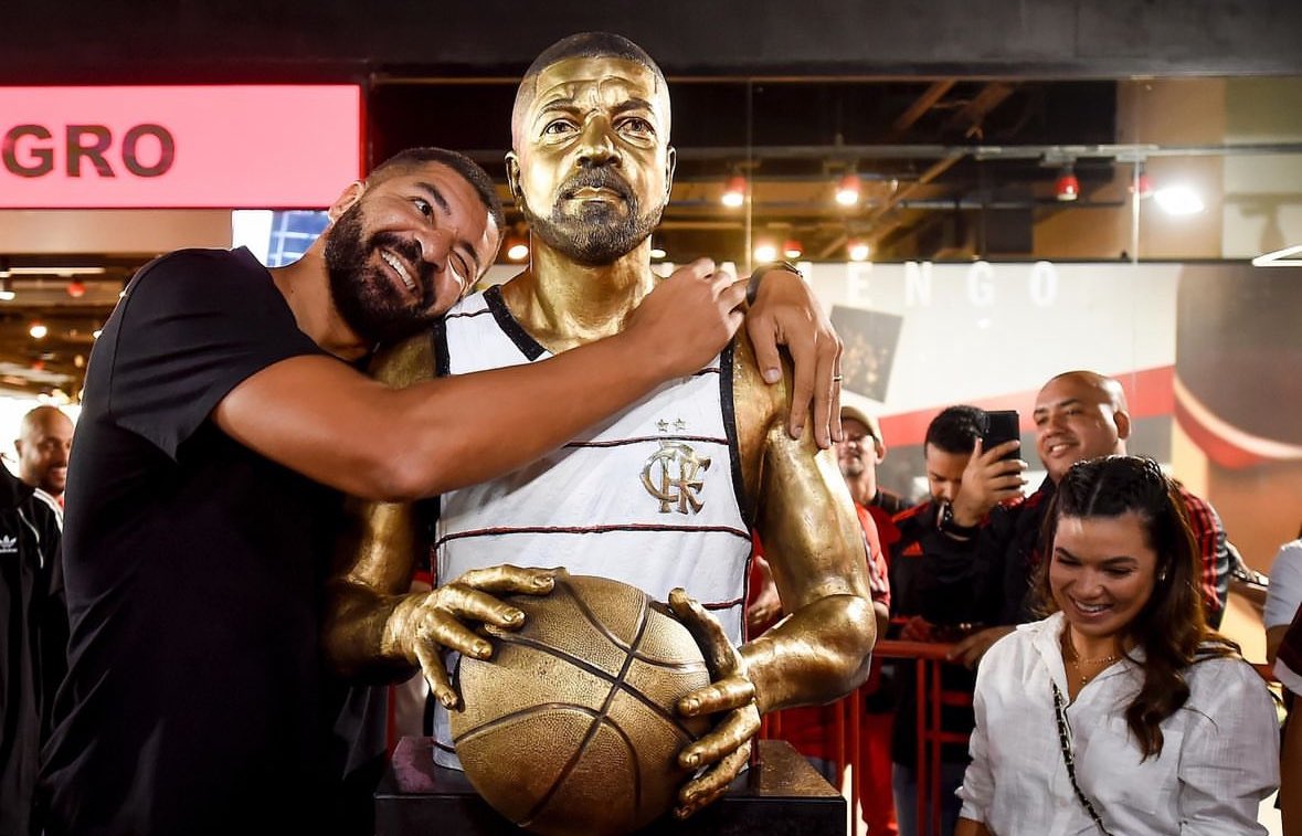 Olivinha é o 1º jogador fora do futebol do Flamengo a ter um busto em sua homenagem 

Gigante que uniu a técnica com a raça dentro de quadra. Maior vencedor da história do NBB com 6 🏆Bi campeão da BCLA e da Copa Intercontinental. Maior reboteiro e 4º cestinha do NBB

Ídolo ❤️