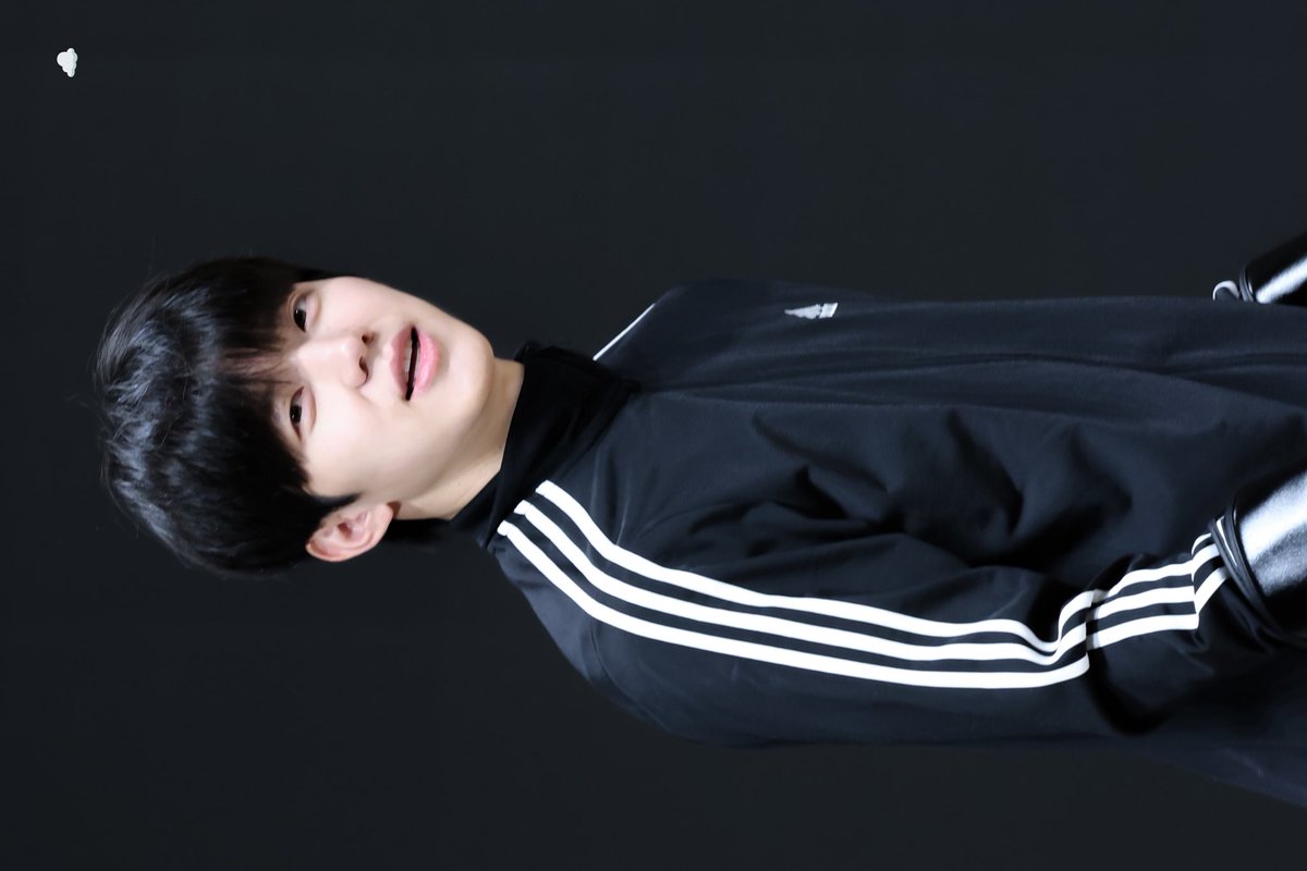 ur_my_dest1ny's tweet photo. 나 아디다스 도우냐 진짜 조아ㅎㅐ… https://t.co/NbKDODIEXr
