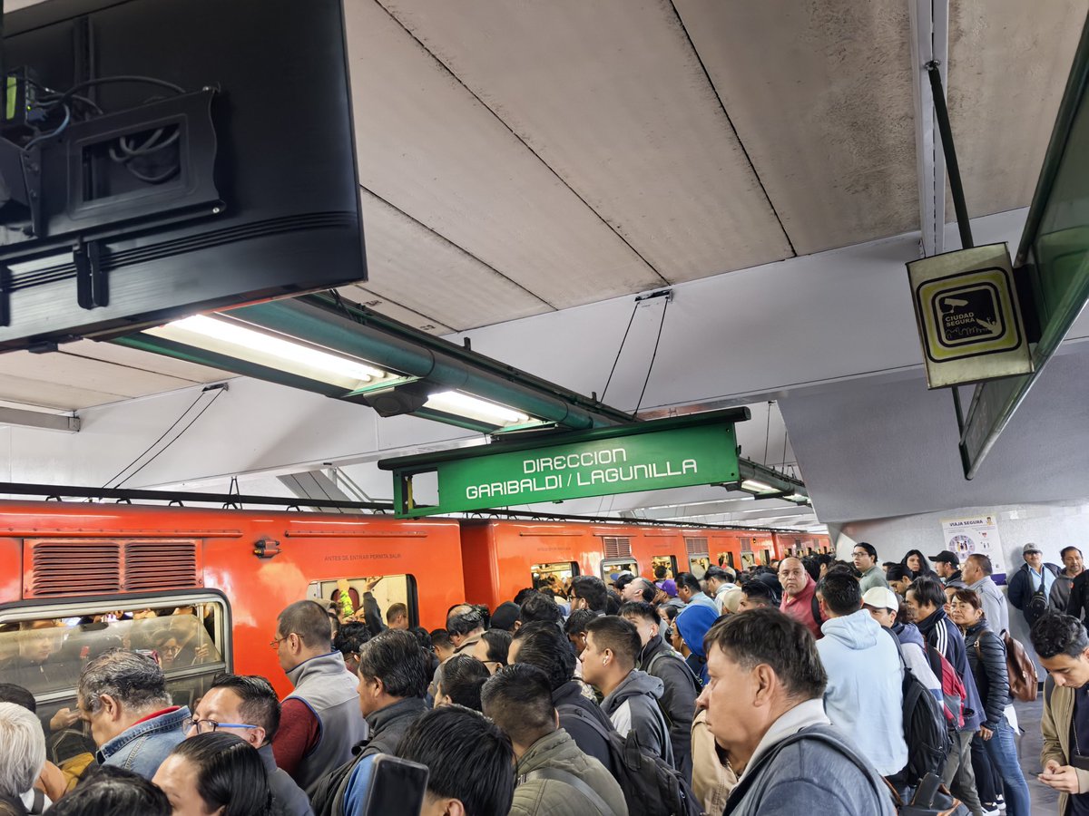 AleCruzLuna's tweet photo. Anden lleno y por que Pinocho? @MetroCDMX  @LaSEMOVI  @telediario https://t.co/9FLYMIUpmm