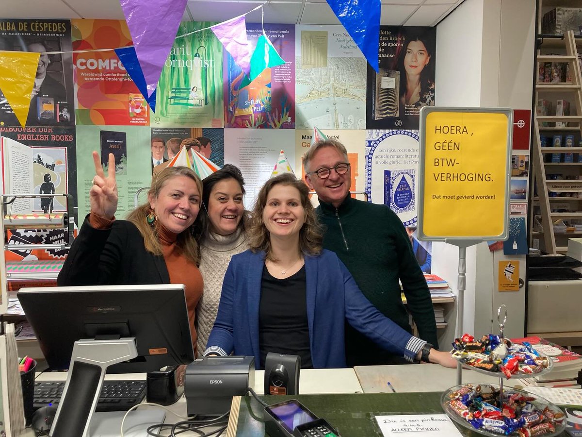 De BTW-verhoging is van de baan. 

Je blijft elke dag welkom jouw favoriete boek uit te zoeken bij ons in Het Colofon.

hetcolofon.nl