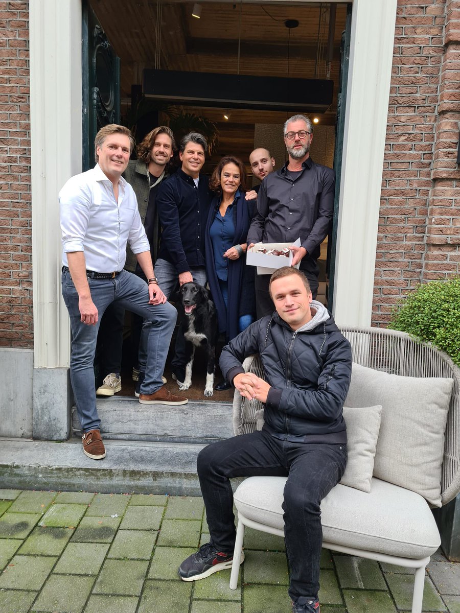 EddieAltenburg's tweet photo. Vandaag is de #dagvandeondernemer & daarom heeft @bosschevvd 5 Bossche #ondernemers getrakteerd op #chocoladebollen. Van harte proficiat en uiteraard dank aan alle ondernemers @shertogenbosch voor hun bijdrage aan een prettige & fijne gemeente! #ondernemen #denbosch #raaddb https://t.co/RFWuePGs73