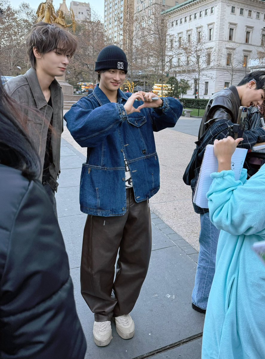 Big_O_cean's tweet photo. We had a special fan meeting with our Pados in the heart of New York, Central Park! 🏞️✨
It was truly an unforgettable experience to finally meet our American Pados, whom we’ve always cherished from afar. 🥹🥺

We are deeply grateful for the love and support from Pados all around the world. 🌎💙🌊

뉴욕의 중심, 센트럴 파크에서 파도들과의 특별한 팬미팅을 가졌어요!🏞️✨
멀리서만 바라보던 미국의 파도들을 직접 만날 수 있었던 것은 정말 잊지 못할 경험이였어요!🥹🥺
전 세계의 파도 여러분의 사랑과 응원에 깊이 감사드립니다. 🌎💙🌊

#BigOcean #빅오션
#HYUNJIN #CHANYEON #JISEOK
#현진 #찬연 #지석
#PADO #파도
#NYC #NewYork
#CentralPark