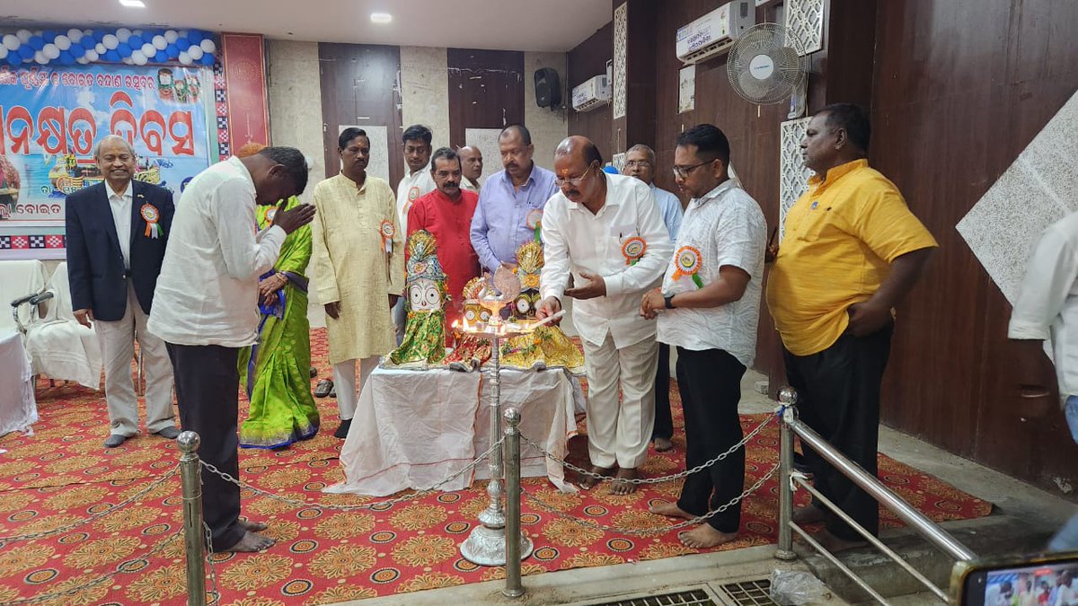 ajoy_kumar_rout's tweet photo. ପବିତ୍ର କାର୍ତ୍ତିକ ପୂର୍ଣ୍ଣିମା ଓ ବୋଇତ ବନ୍ଦାଣ ଉତ୍ସବ ଉପଲକ୍ଷେ କେନ୍ଦ୍ରାପଡ଼ା ଜିଲ୍ଲା ଟାଉନ ହଲ ଠାରେ ଜିଲ୍ଲା ବୋଇତ ବନ୍ଦାଣ ସମିତି ଦ୍ୱାରା ଆୟୋଜିତ ୫୬ ତମ ସ୍ଵନକ୍ଷେତ୍ର ଦିବସ ଉତ୍ସବରେ ଯୋଗ ଦେବା ଅବସରରେ l https://t.co/fZbcvwpvjF