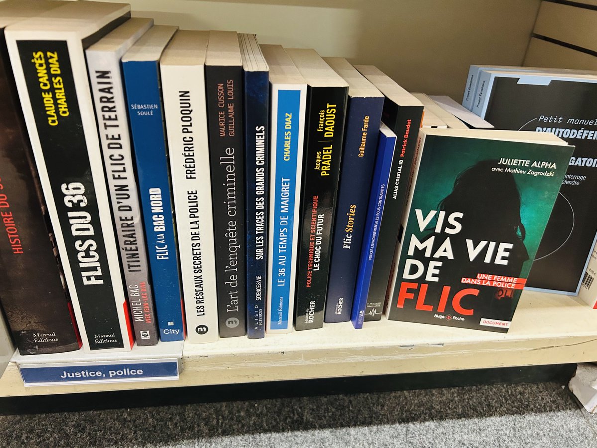 la_justiciere_'s tweet image. Quand à la ⁦@Fnac⁩ je vois un bouquin d’1 copine je le mets en évidence ☺️
💋💋💋 ⁦@JulietteAlpha17⁩ 
⁦@Interieur_Gouv⁩
#police #policier #team22 #flic #cop #vismaviedeflic