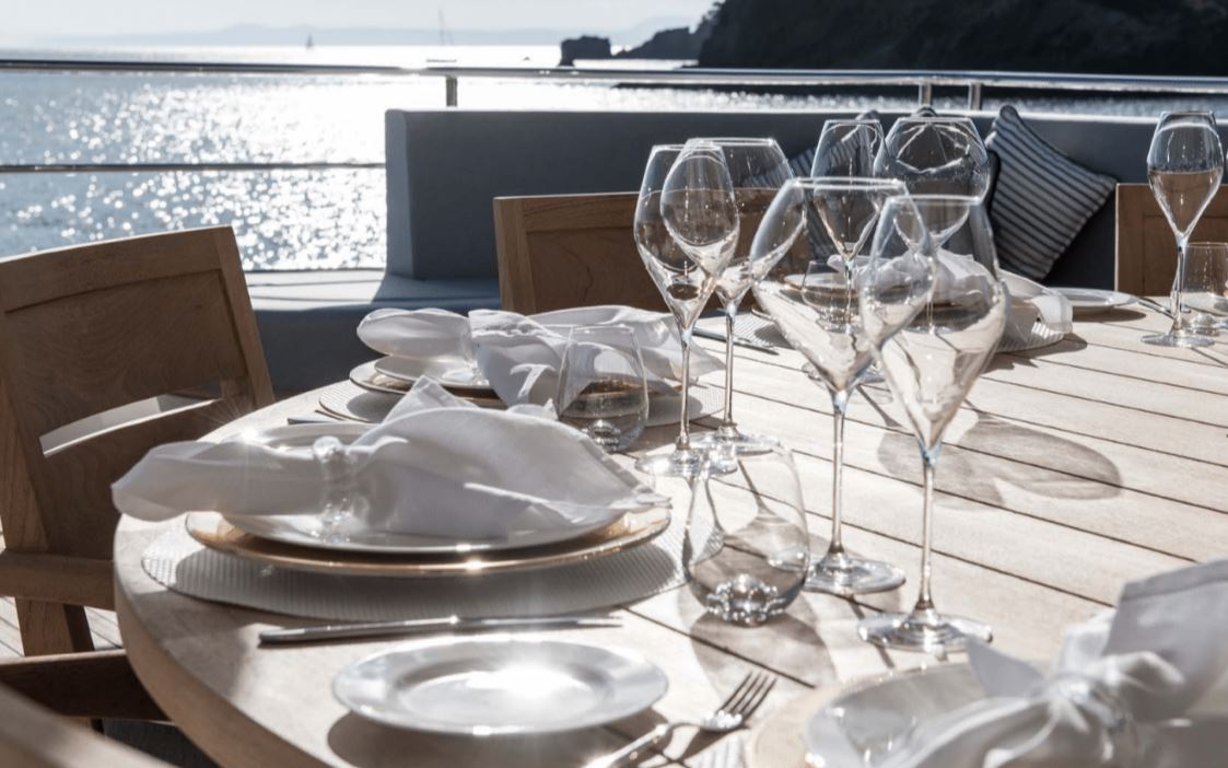 😎 Private charter this Sunseeker 40 - meter yacht. The attention to detail in the design with stunning interiors with an eye catching exterior is just the cherry on the cake! 🍰  Bursting with luxury this Sunseeker yacht is a must to be seen on 🤩
#mediterraneansea #familyYacht