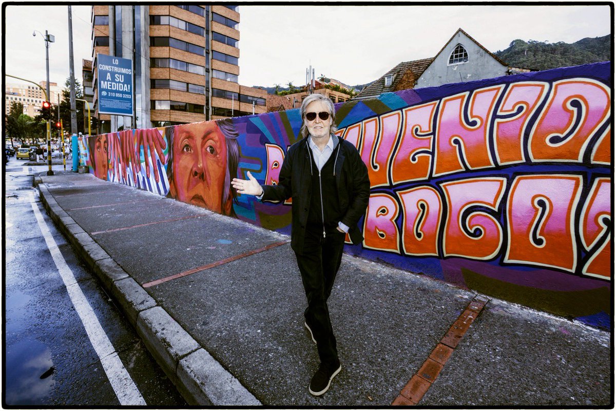 musictrendscol's tweet photo. Hace dos semanas vivimos uno de los conciertos más conmovedores y poderosos en la historia de nuestro país junto a Paul McCartney en El Campín 🥺

La mañana después de su show en Bogotá, McCartney hizo una visita sorpresa para ver el mural de Ela Rincón en Chapinero. Cuando Paul estuvo allí, también pudo saludar a Ela. Acá un recuerdo de su visita y unas fotos que se convierten en patrimonio histórico de la ciudad y de Colombia entera ❤️

@paramo_presenta