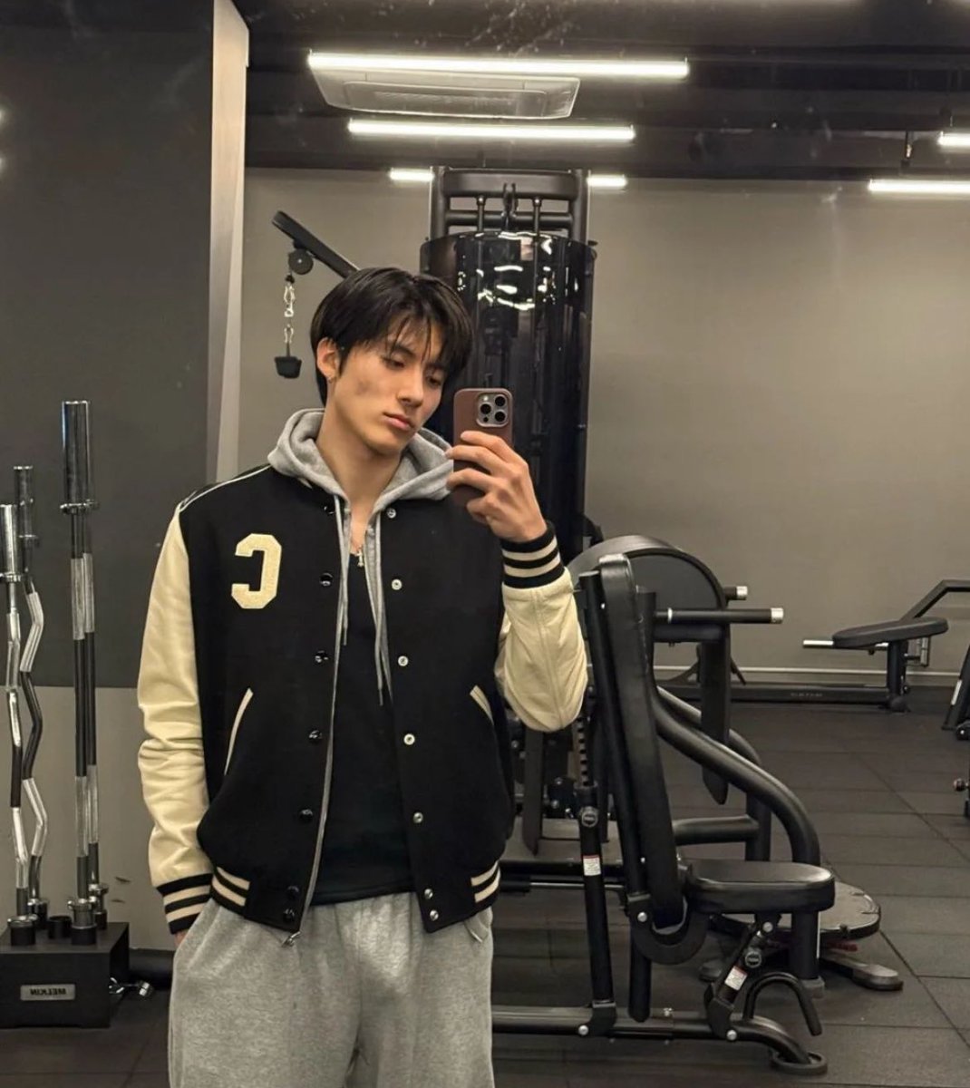 sohnericr's tweet photo. Late night exercise before go to bed ft. my grey sweatpants https://t.co/xRtum05cOG