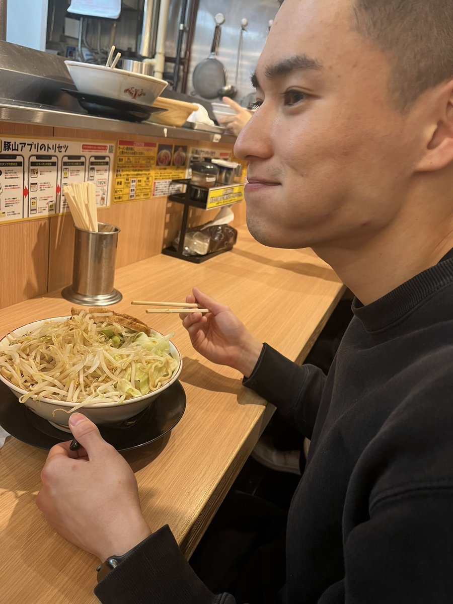 Rara21sht's tweet photo. お疲れ様です！
今日営業終わりに谷トレーナーと
二郎ラーメン🍜を食べにいきました！
谷トレーナーは身体は細いですが、
店舗では、大食いです😊
また総合格闘技の大会前に行きましょ！

#D1WGP
#ララガーデン長町店
#愛に溢れる店舗
#野菜マシマシ https://t.co/uu9C4KiQy2