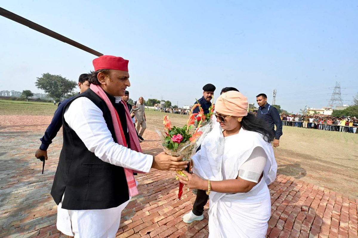 yadavakhilesh's tweet photo. https://t.co/SsJ9qVcnpH