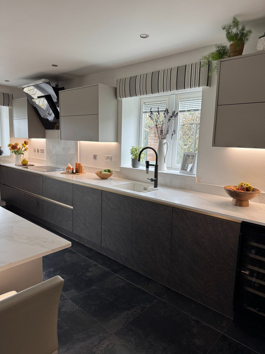TeforeInteriors's tweet image. Full finish write up now live on our website⬇️
tefore.co.uk/a-show-stoppin…

Ready to transform your kitchen? Get in touch today! 💬

#kitchendesign #handlelesskitchen #DreamKitchen #truehandleless #kitchengoals