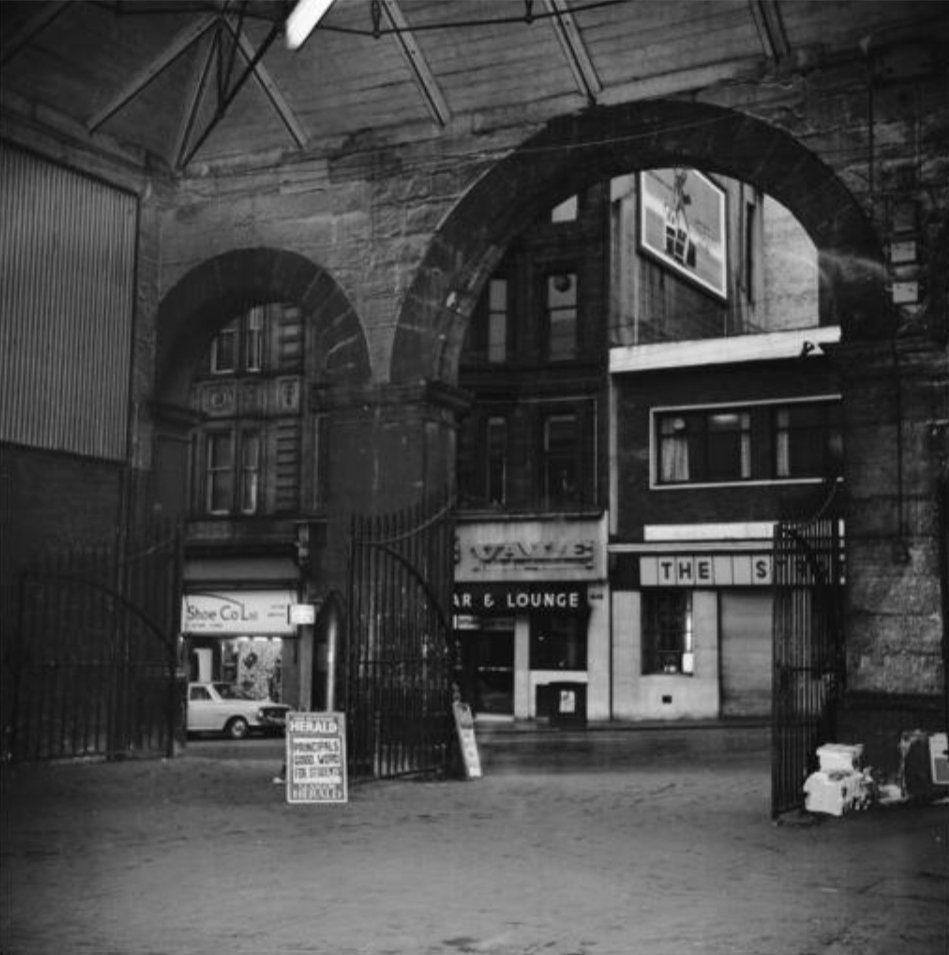 Looking through the Dundas St entrance of Queen St railway station in 1968. Of course the station interior is much changed, but thirsty travellers can still pop into the pub to the right, now known as Dow's, for a pint.

📷 John Hume

#Glasgow