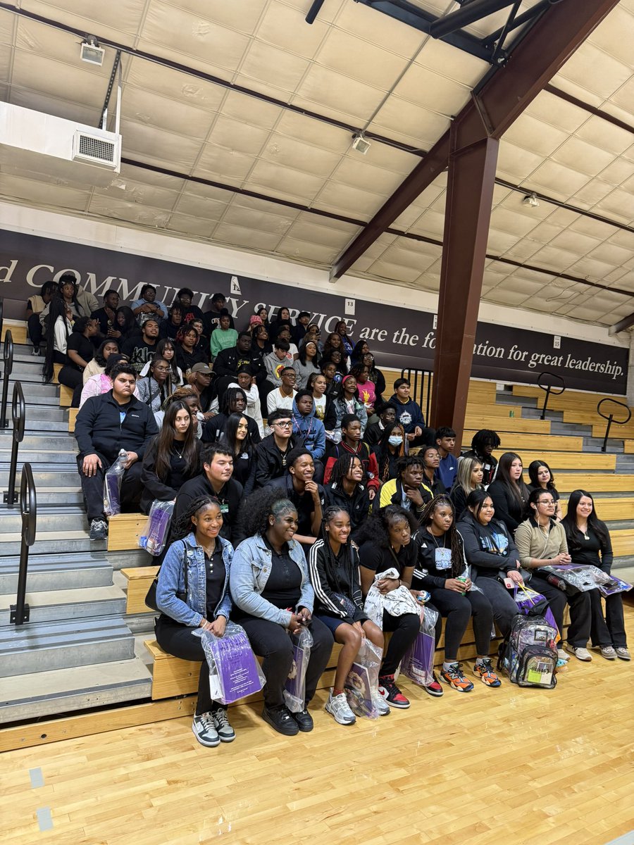 Tanya_N_Shelton's tweet photo. Our seniors from Region IV had a great time at Texas College. They gave out 30 scholarships! Thank you ED @VeltHutchins and @etlopie for coordinating The HBCU Experience! #RegionIVRising https://t.co/7uJrWiNED1