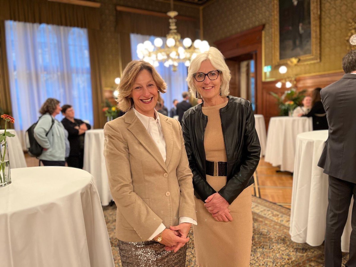 Am 12.11. lud <a href="/BgmLudwig/">Michael Ludwig</a> zu einem Empfang in den Stadtsenatssitzungssaal des Wiener Rathauses. Die Vorsitzende der  #OffenenListeAußenministerium #DanielaBichiou dankte für die exzellente Kooperation.